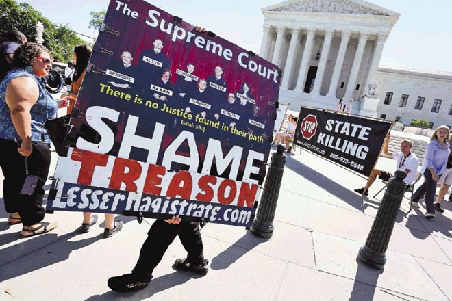 Zadnje odločitve ameriškega vrhovnega sodišča so v preddverje sodniške palače v Washingtonu privabile številne protestnike pa...