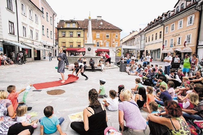 Festival uličnega gledališča Ana Desetnica iz leta v leto obišče več slovenskih mest, letos bo  gostoval v kar trinajstih...