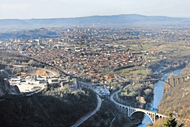 Prebivalci Nove Gorice in okolice v teh vročih dneh iščejo osvežitev na bazenih in tudi v reki Soči. 
