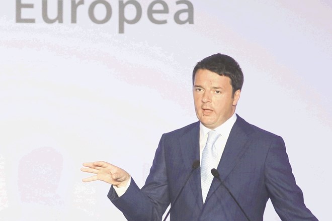 Matteo Renzi, ki mu podpora pada, se je konec junija zelo izpostavil, ko je grški referendum na twitterju predstavil kot...