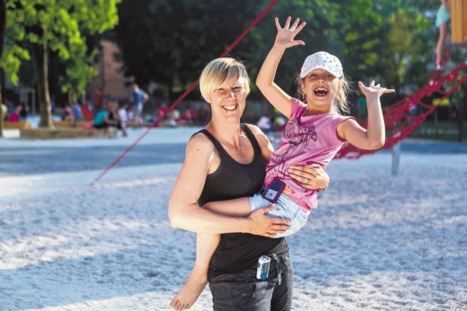 Mia in njena mama Sanja živita z inzulinsko črpalko polnejše življenje.    