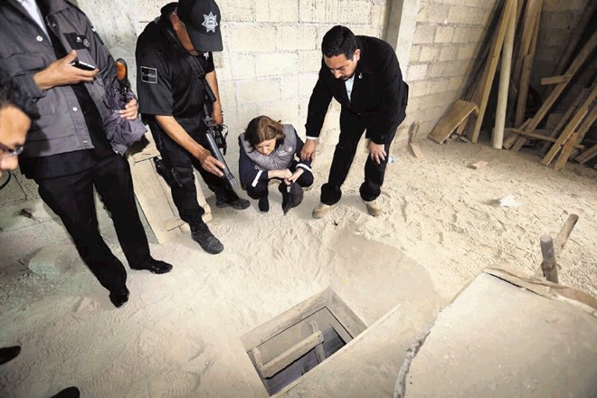 Najvplivnejši vodja mehiškega narkokartela Joaquin »El Chapo« Guzman je pobegnil  iz  zapora  skozi udoben tunel. 