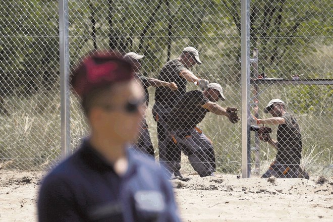 Madžarsko-srbska meja: Če bodo zaprti, bodo migranti lahko sami sebi gradili ograjo