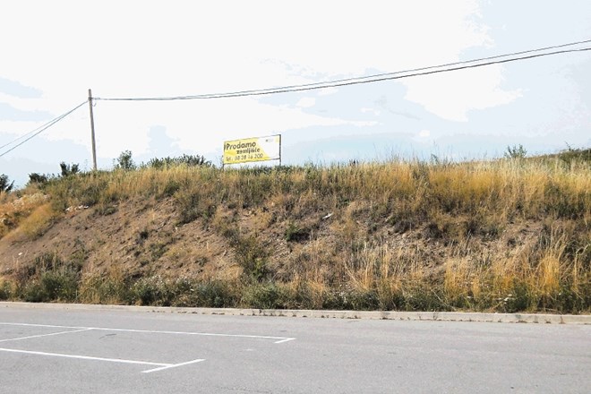 Podjetje Urbano je Raiffeisnu leasingu za posojilo predložilo sodno cenitev, v kateri je bilo zastavljeno zemljišče v Pivki...