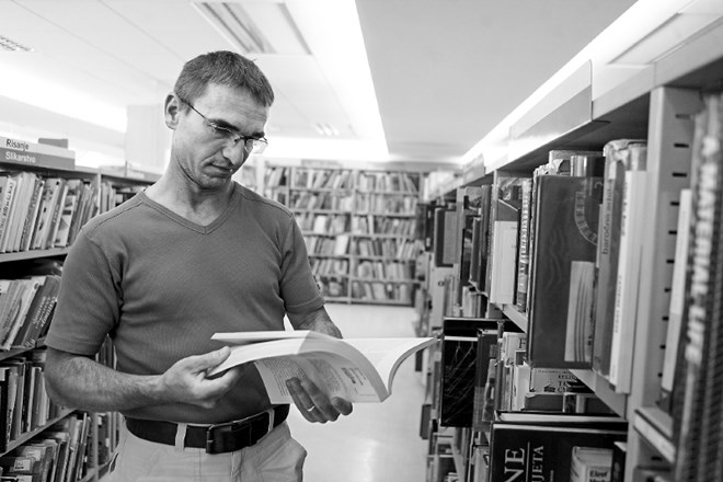 Anton Brlan, bibliotekar v Knjižnici Otona Župančiča: Še Bill Gates je rekel, da vse, kar presega tri strani, bere na...