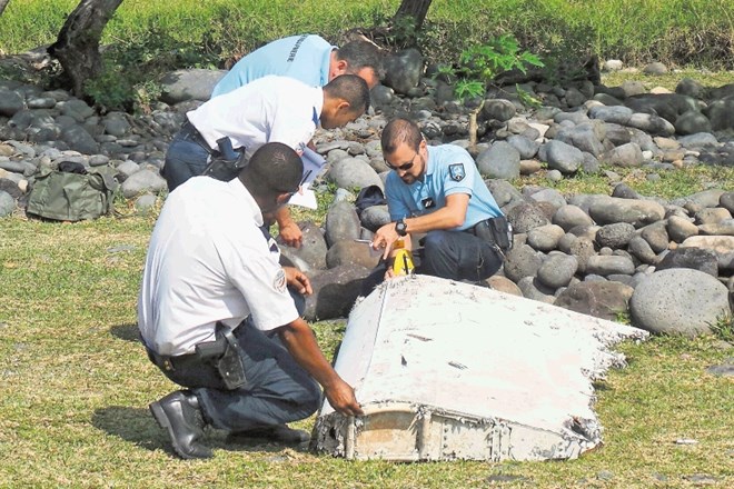Del letalskega krila najverjetneje pripada pogrešanemu malezijskemu boeingu 777, ki je med letom izginil marca lani. 