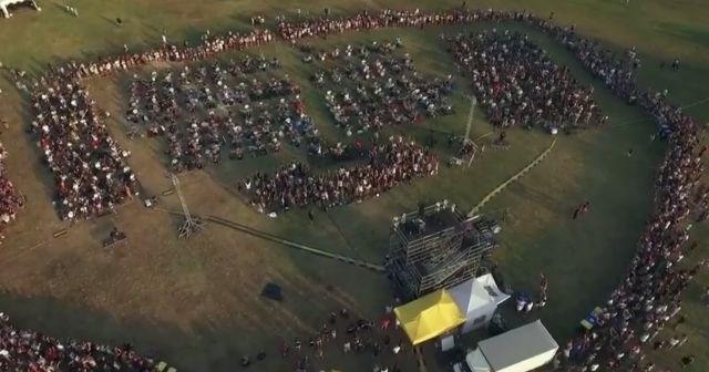 Tisoč oboževalcev Foo Fighters je z izvedbo njihove pesmi želelo pritegniti pozornost skupine. (Foto: YouTube) 