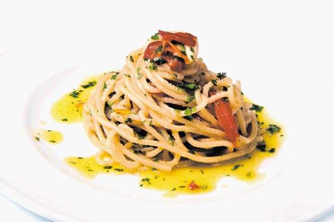 »Aglio, olio e peperoncino« se v izvirniku imenuje preprost italijanski recept za silno okusne špagete s česnom, olivnim...