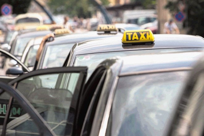 Podjetja za posredovanje taksi storitev, kot kaže, ne bodo več potrebovala licenc, ampak le dovoljenje občine ali več občin...