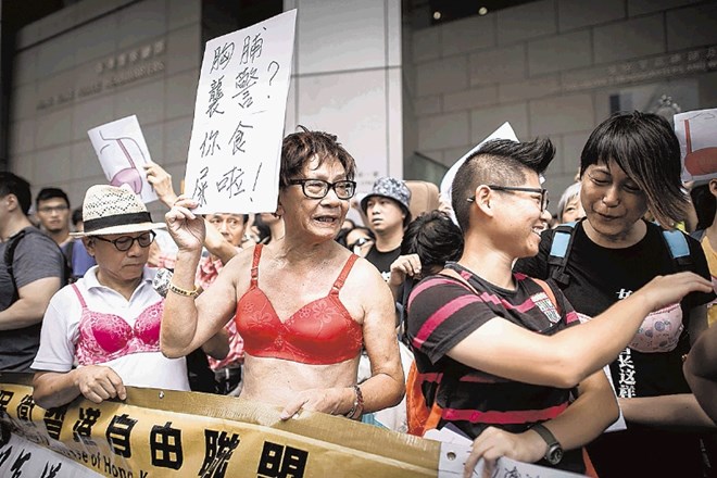 Protesti v Hongkongu zaradi obsodbe 30-letne Ng Lai-ying, ki naj bi napadla policista s svojim oprsjem. 