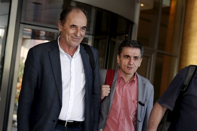 Grški gospodarski minister Giorgos Stathakis (na fotografiji levo) in finančni minister Evklid Cakalotos sta danes v...