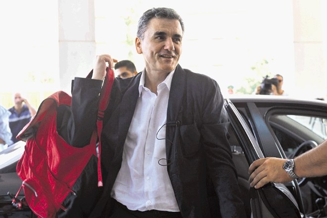 Grški finančni minister Evklid Cakalotos je po maratonskih pogajanjih včeraj z upniki pilil le še nekatere manjše...