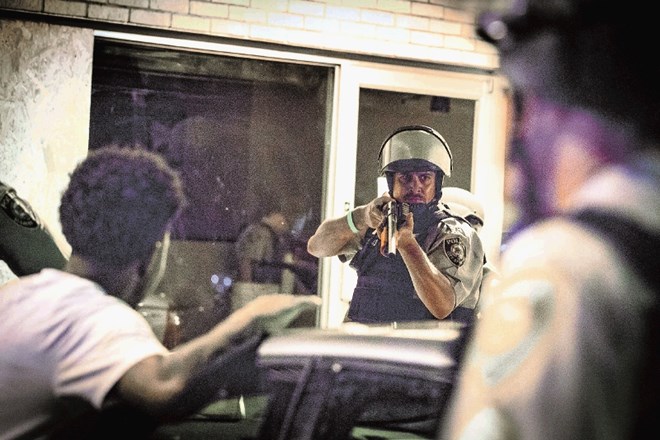 Policist v St. Louisu med aretacijo protestnikov v Fergusonu 