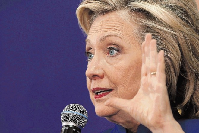 Hillary Clinton trdi, da je zgodba z elektronsko pošto nesmisel. 