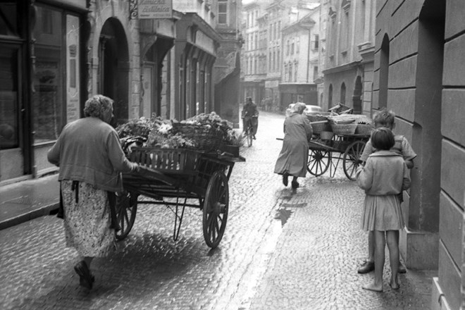 Fotografija iz leta 1960: Trnovčanke in Krakovčanke so svoje cize vsakodnevno rinile na tržnico in nazaj domov po ustaljeni...