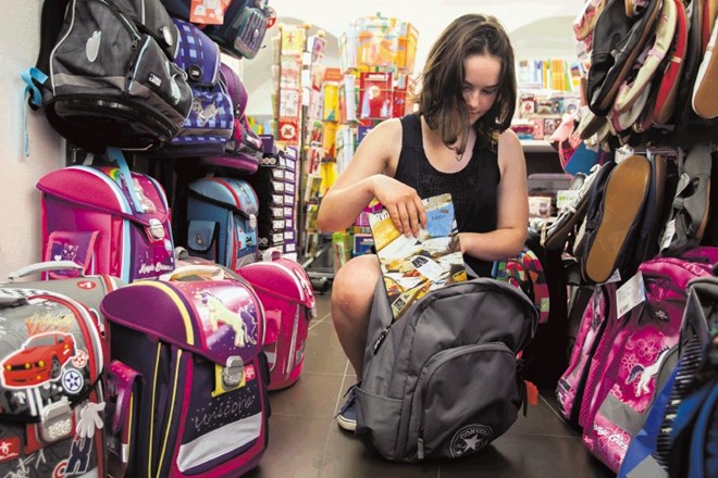 Najugodnejši čas za nakup šolske torbe je takoj po koncu pouka, saj povpraševanje v septembru naraste, dvignejo pa se tudi...
