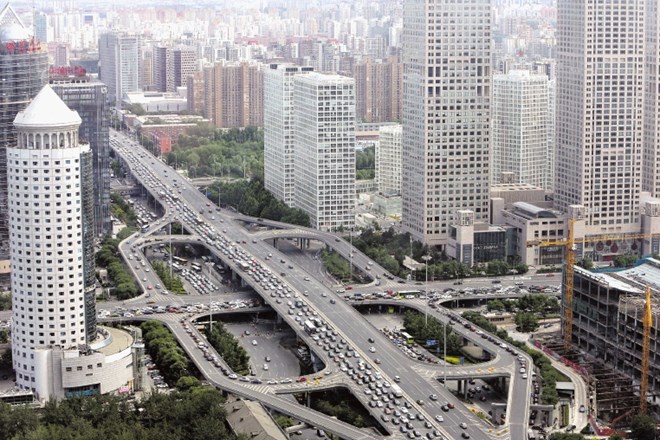 Peking je z več kot 20 milijoni prebivalcev že tako velik, da oblasti razmišljajo, kako bi ga »zmanjšale« oziroma  izboljšale...