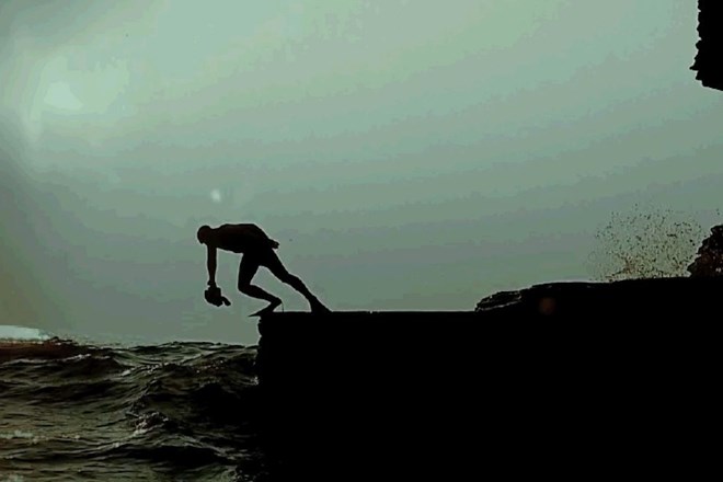 Video dneva: kaj pomeni biti ekstremni fotograf surfanja na valovih