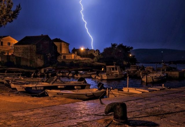 Dnevnikov fotoreporter Jaka Gasar je posnel fotografijo nočne nevihte na otoku Ilovik v kvarnerskem zalivu na Hrvaškem....