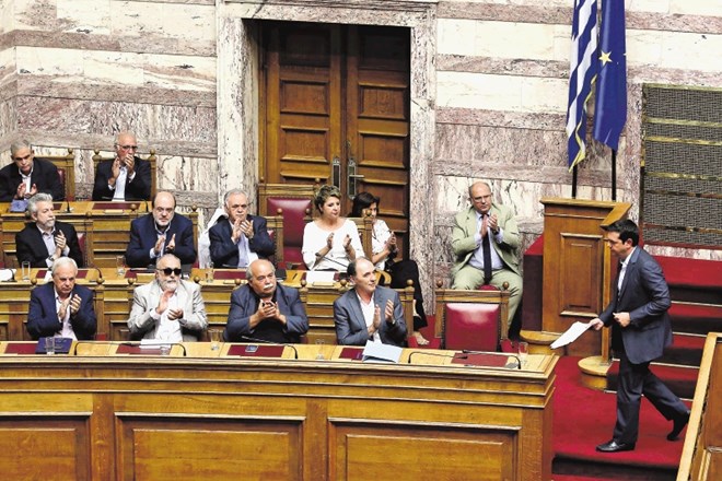 Po nagovoru poslancev na petkovi  izredni seji so Ciprasu opozicijski poslanci še ploskali, morebitne zaupnice pa mu skoraj...