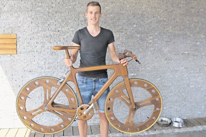 Mike Kovač je izdelal kolo iz 90 odstotkov orehovega križno lepljenega furnirja, le ležaj in gonilka sta kovinska. 