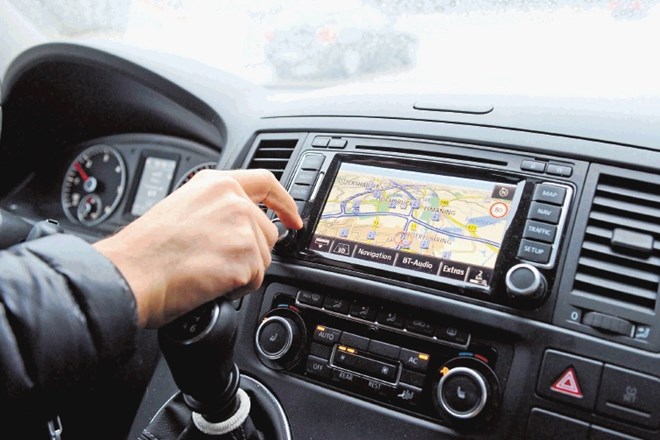 V sodobnih avtomobilih so navigacijski sistemi vedno pogosteje že tovarniško vgrajeni v vozila, večinoma sicer še vedno za...