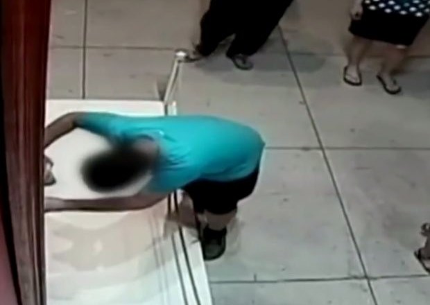 Video dneva: dvanajstletni Tajvanec ponesreči padel in preluknjal 1,3 milijona evrov vredno sliko
