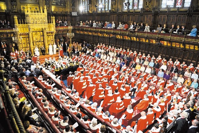 Britanska lordska zbornica je iz leta v leto vse  polnejša. 