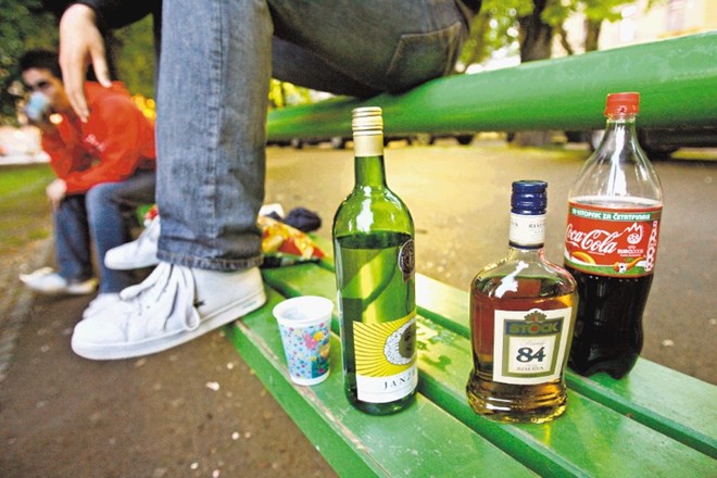 Delež mladostnikov, ki pijejo alkoholne pijače vsaj enkrat na teden, se je v obdobju od leta 2002 do 2014 znižal, prav tako...