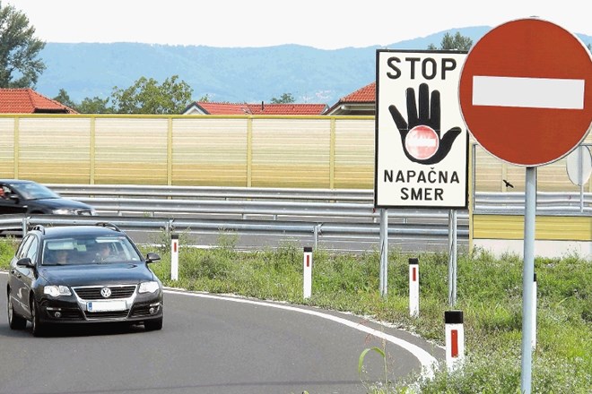 Čeprav so prometni znaki in opozorilne table načeloma dobro vidni, jih pri nas spregleda blizu 200  voznikov na leto. 