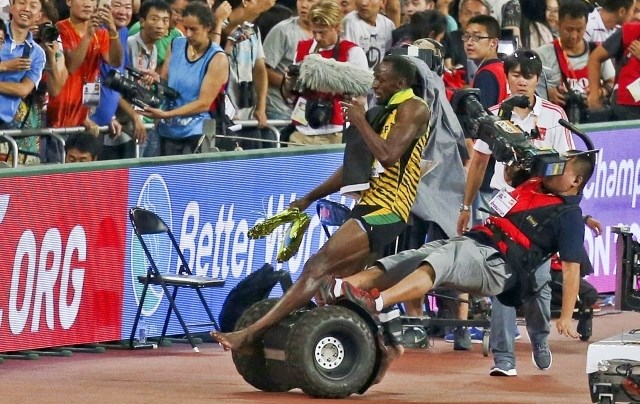 Bližnje srečanje Usaina Bolta s snemalcem se je na srečo končalo brez poškodbe Jamajčana. (Foto: Reuters) 