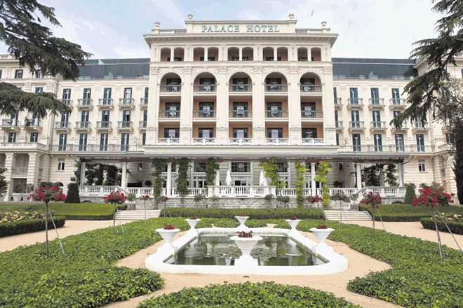 Po naših informacijah kupnina za hotel Kempinski Palace znaša le okoli 25 milijonov evrov; njegova obnova v Bavčarjevih časih...