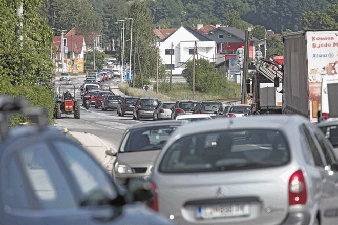 Prometna gneča na Dolenjski cesti proti Škofljici.  
