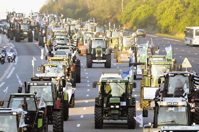 Kar 1500 traktorjev je včeraj zasedlo pariške ulice. Vlada je po protestu ugodila nekaterim zahtevam živinorejcev. 