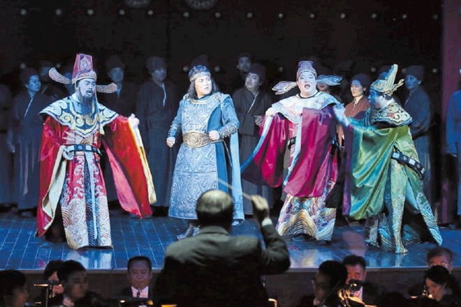 Kitajska nacionalna opera iz Pekinga je bila ustanovljena prav za izvajanje repertoarja evropske glasbenogledališke zvrsti,...