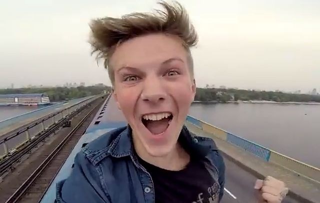 Mladi Paša je v nevarni vožnji na vlaku v Kijevu vidno užival. (Foto: youtube) 