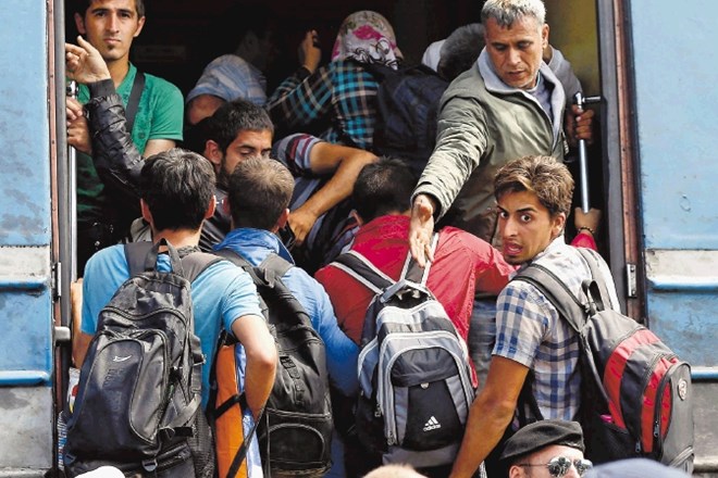 Zatišje ne bo dolgo trajalo, kajti iz Makedonije so proti severu krenili novi vlaki s tisoči beguncev. 