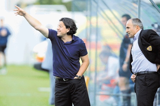 Zlatko Zahović (levo), športni direktor nogometnega kluba Maribor, je mnogokrat celo na klopi za rezervne igralce, kjer sedi...