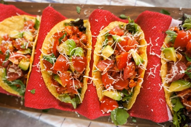 Taco z mesno-zelenjavno omako in paradižnikovo-avokadovo salso