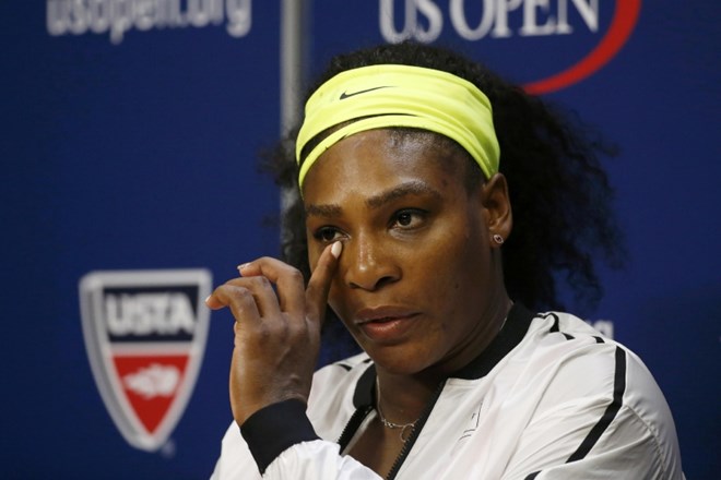Razočarana Serena Williams po porazu z Italijanko Roberto Vinci.    