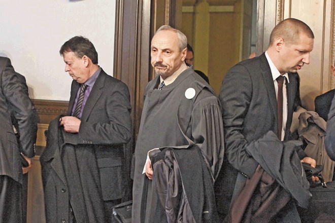 Tožilec Jože Kozina (v ospredju) na predobravnavnem naroku za nekdanjega prvega moža Pivovarne Laško Boška Šrota (levo)...
