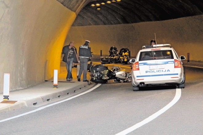 V prometni nesreči na cesti Ljubelj–Tržič je umrl 60-letni slovenski motorist, še štirje nemški pa so bili hudo ranjeni. 