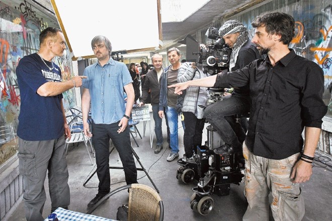Film Šiška Deluxe so  začeli  snemati lani: režiser Jan Cvitkovič (na desni) na delu. 