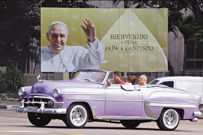 Plakati dobrodošlice papežu so izobešeni povsod po kubanski prestolnici. 
