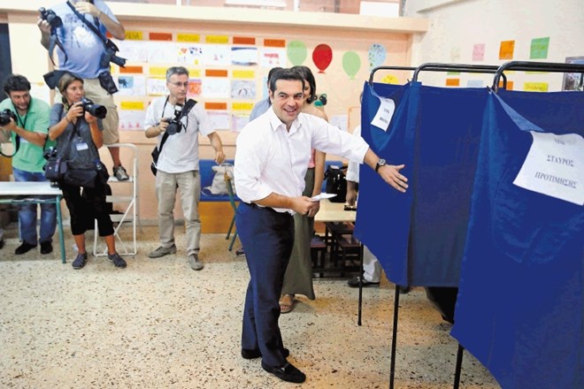 Ob oddaji glasu v neki učilnici v delavskem predelu Aten si  je Aleksis Cipras zaželel trden mandat za prihodnja štiri leta,...