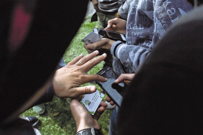 ​Na šentiljskem mejnem prehodu so se begunci v odprtem brezžičnem omrežju Wlan Slovenija s svojimi mobilnimi telefoni lahko...