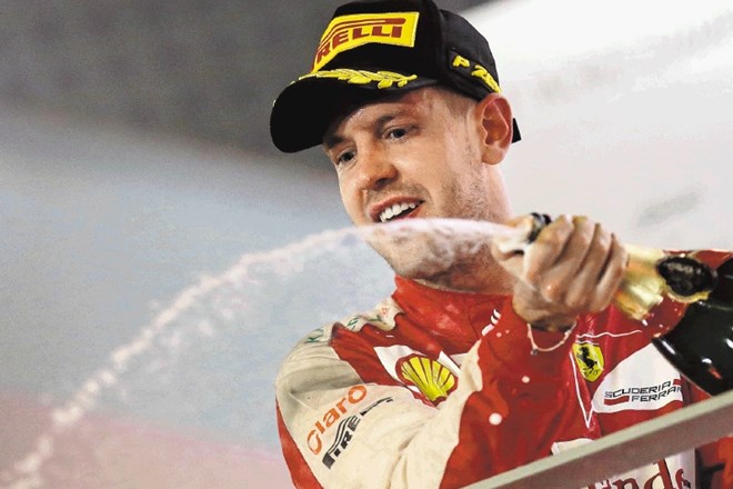 Sebastian Vettel se v skupnem seštevku svetovnega prvenstva formule 1 bliža Lewisu Hamiltonu in Nicu Rosbergu. 