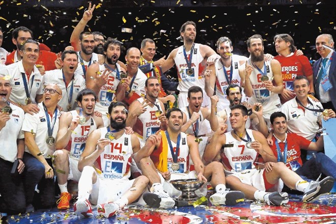 Košarkarji španske reprezentance so se takole veselili tretjega naslova evropskega prvaka. 