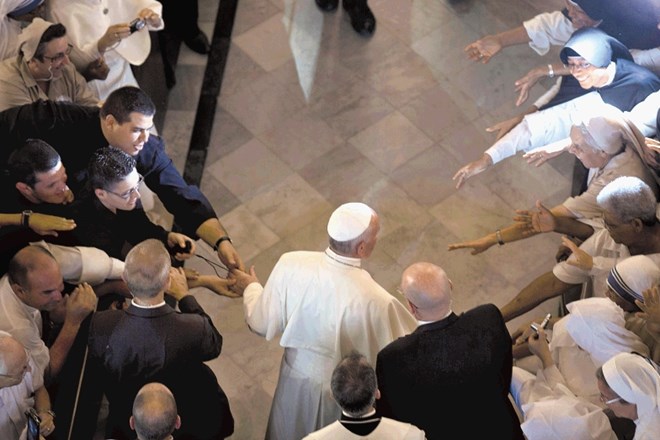 Papežu so med njegovim obiskom številni Kubanci želeli stisniti roko. 