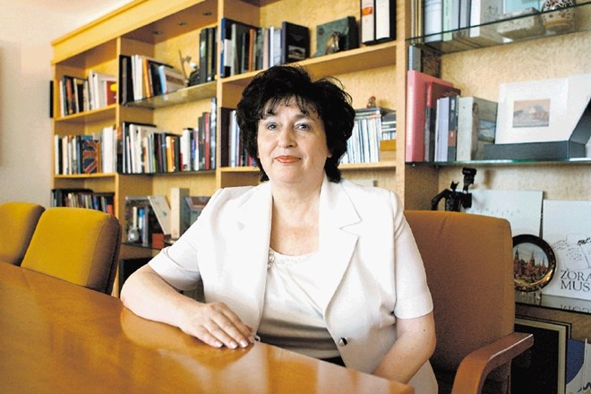 Julijana Bizjak Mlakar je, glede na vse kritike in odprte fronte, eden najšibkejših članov vlade Mira Cerarja. 